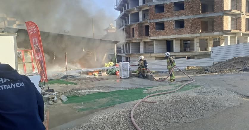 Defne’de iş yeri alevlere teslim oldu
