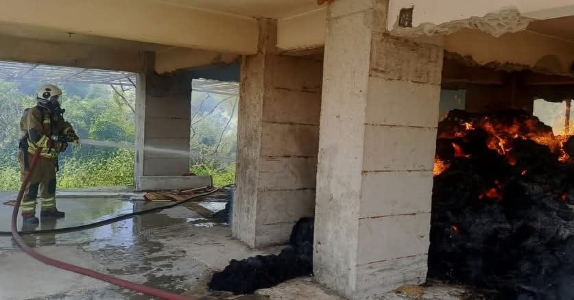 Defne’de samanlık yangını
