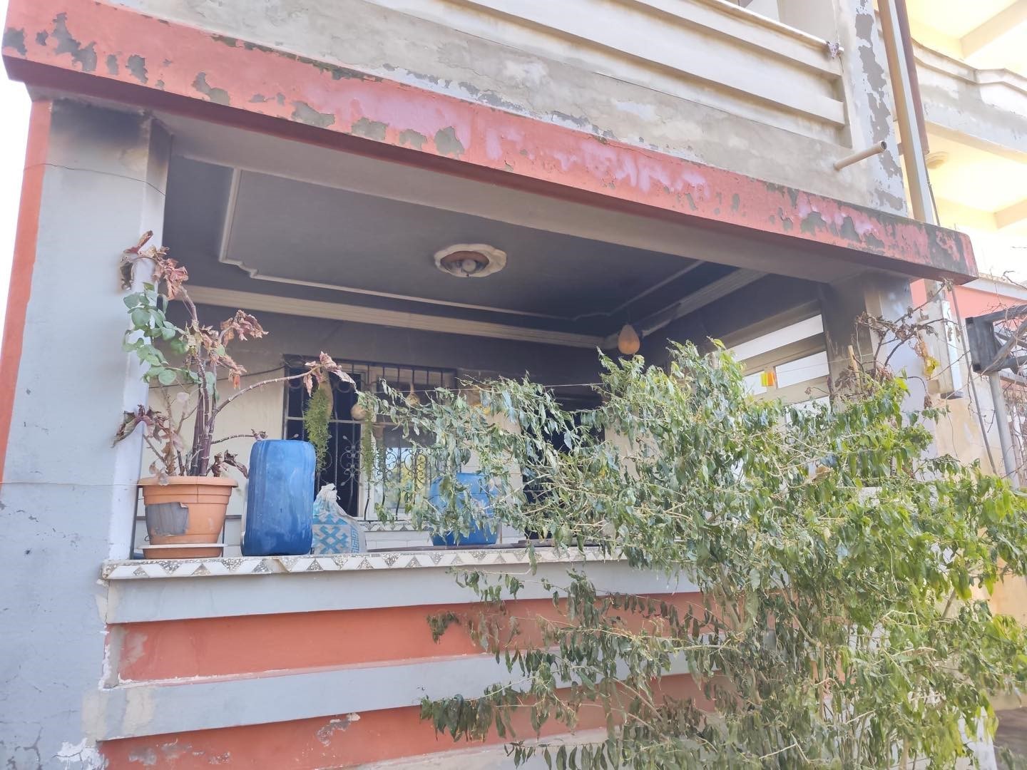 Defne’de yanan ev kullanılmaz hale geldi
