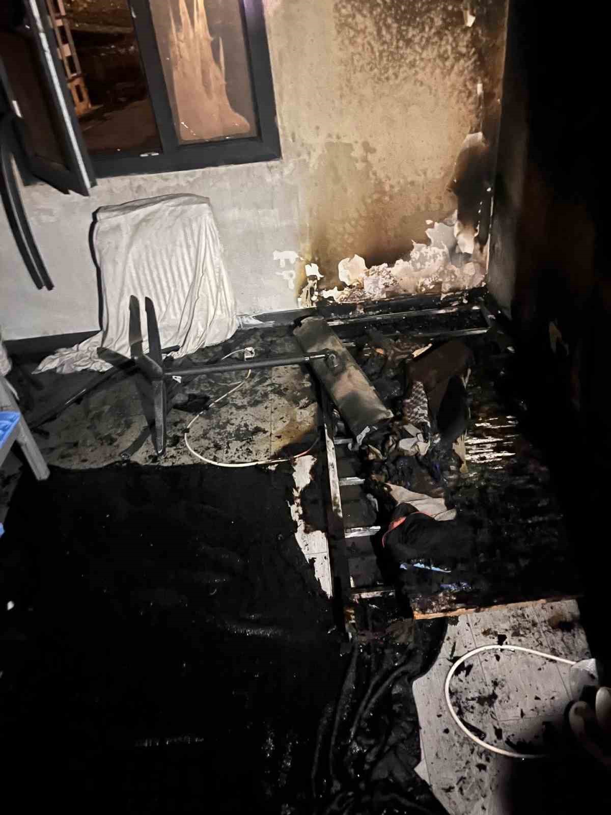 Defne’de yanan ev kullanılmaz hale geldi
