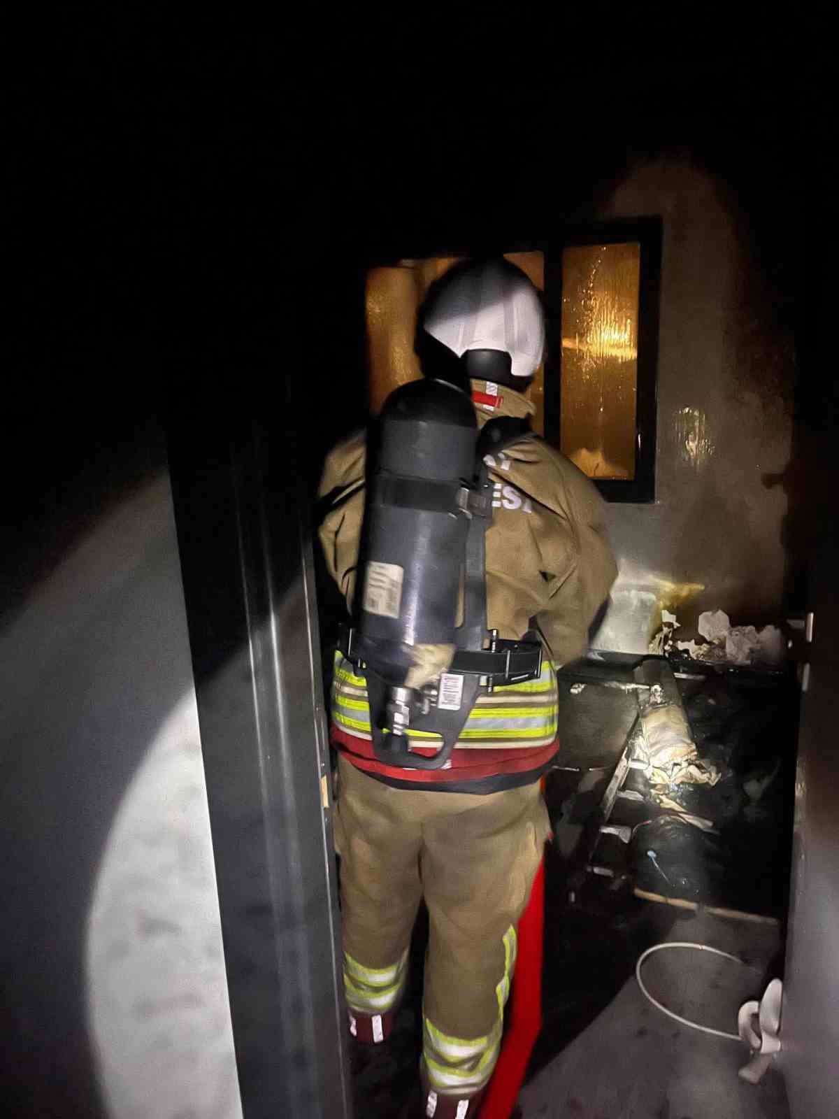 Defne’de yanan ev kullanılmaz hale geldi
