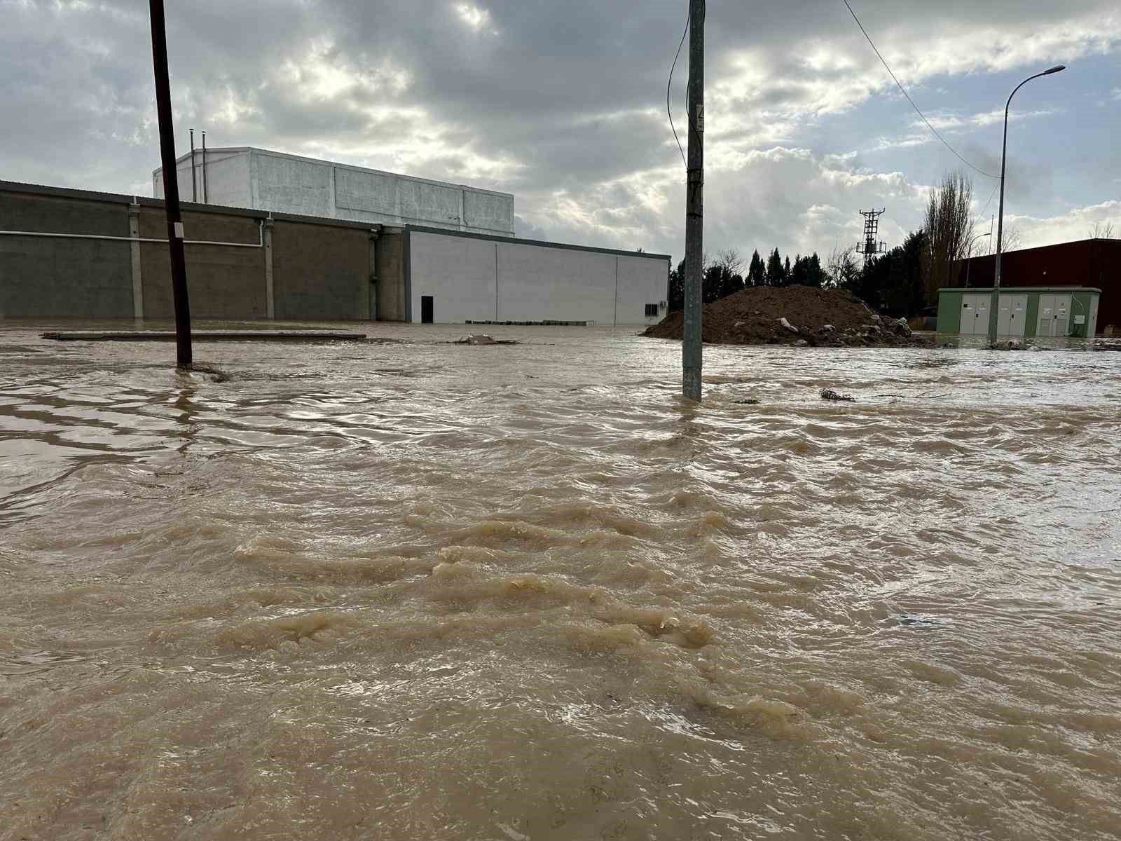 Değirmendere deresi taştı, tarım arazilerini ve iş yerlerini su bastı

