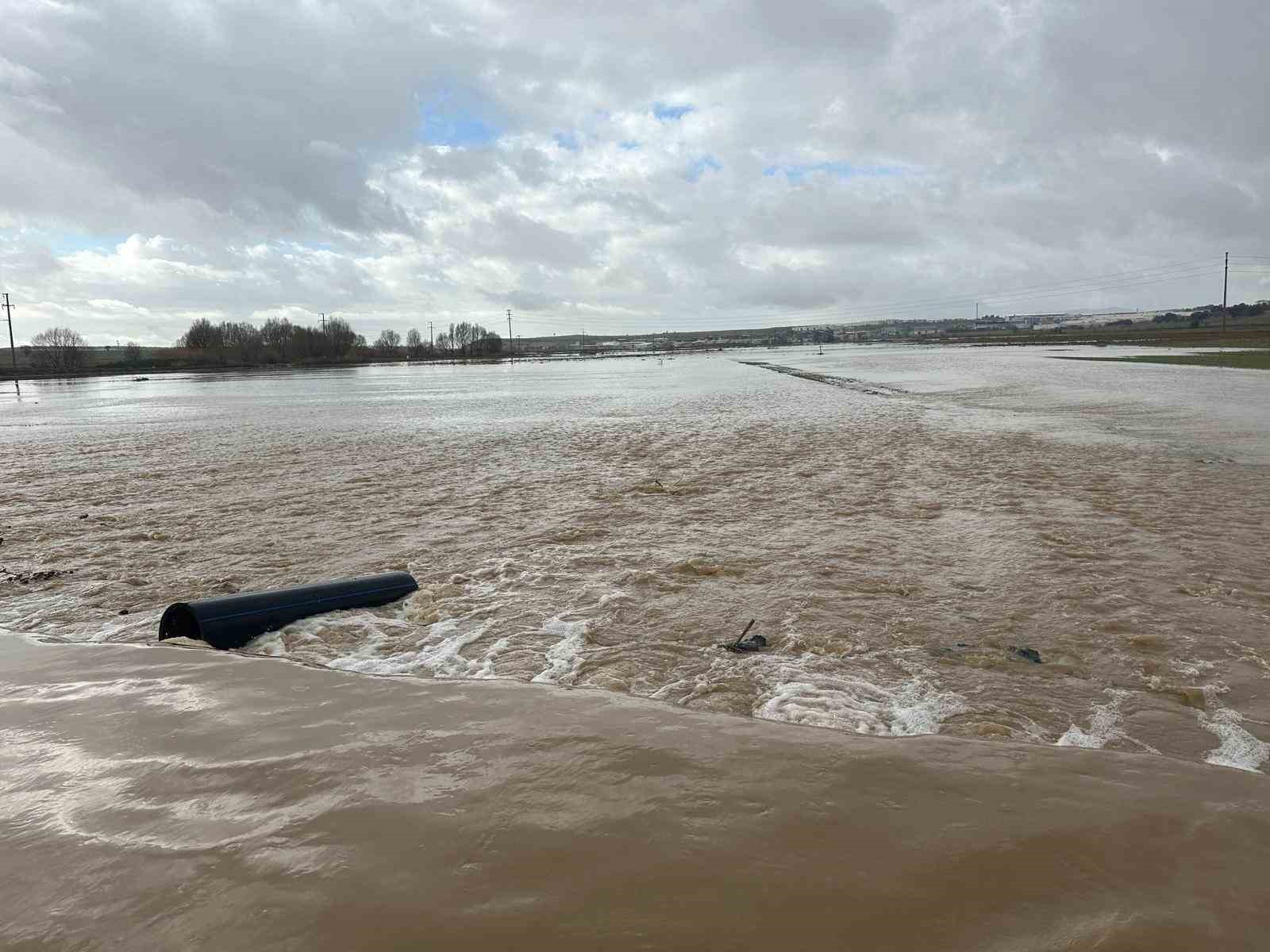 Değirmendere deresi taştı, tarım arazilerini ve iş yerlerini su bastı
