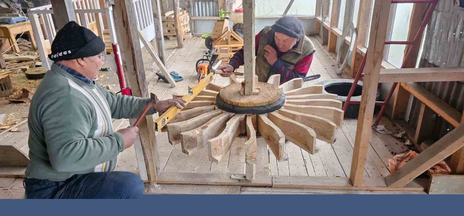 Değirmenlerin dönmesi onun ellerinde
