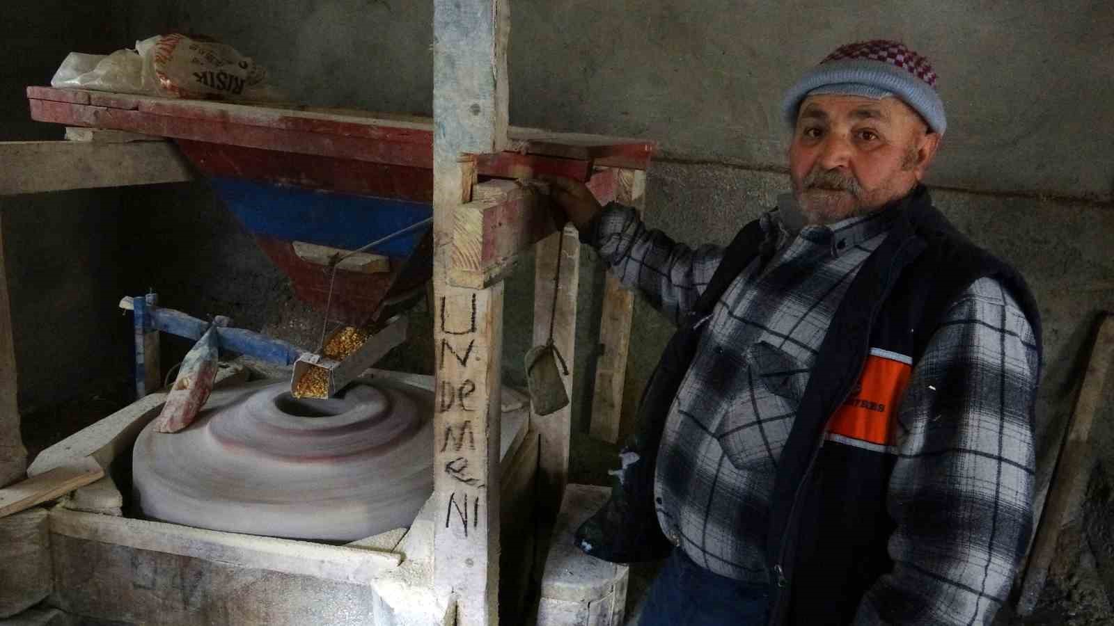 Değirmenlerin dönmesi onun ellerinde
