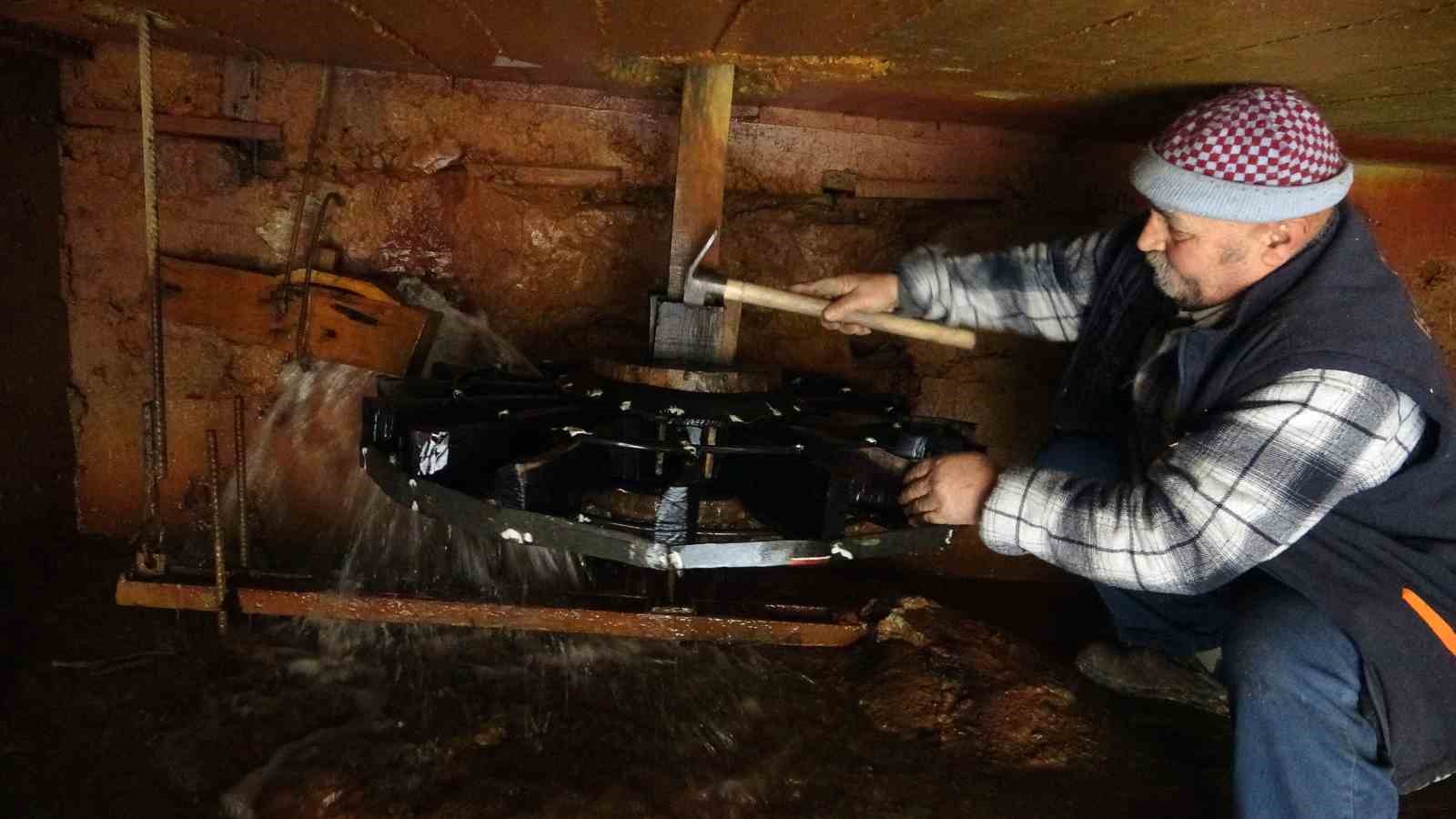 Değirmenlerin dönmesi onun ellerinde
