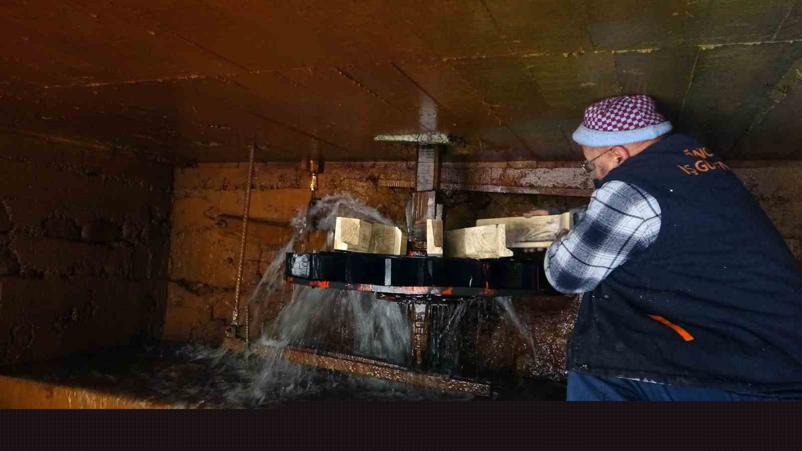 Değirmenlerin dönmesi onun ellerinde
