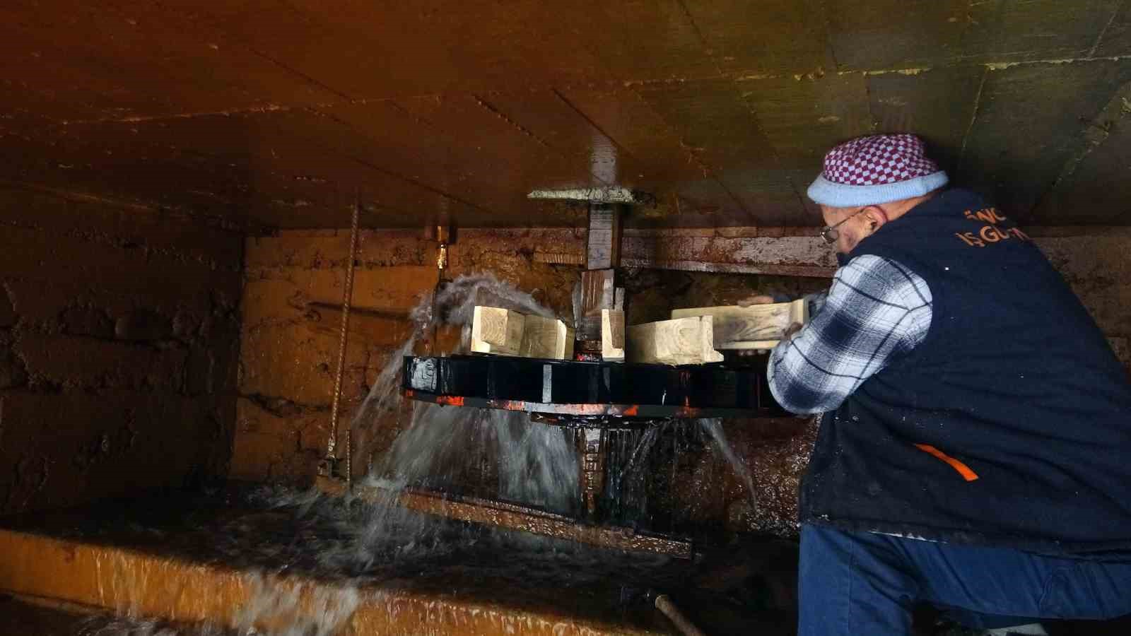 Değirmenlerin dönmesi onun ellerinde
Değirmenlerin dönmesi onun ellerinde