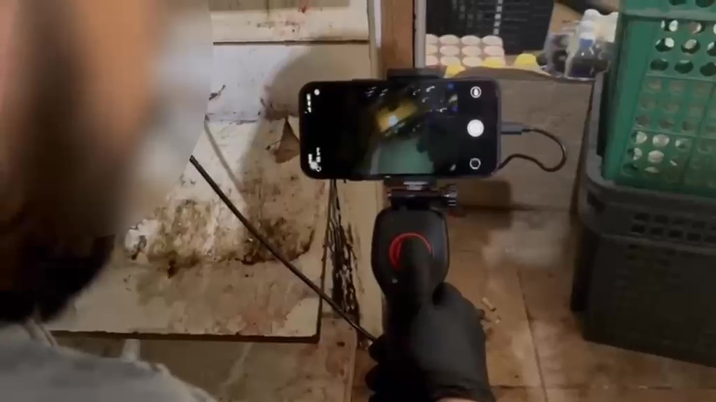 Dekoratif rafın arkasındaki gizli depoda 558 litre sahte içki ele geçirildi
