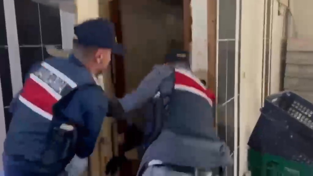 Dekoratif rafın arkasındaki gizli depoda 558 litre sahte içki ele geçirildi
