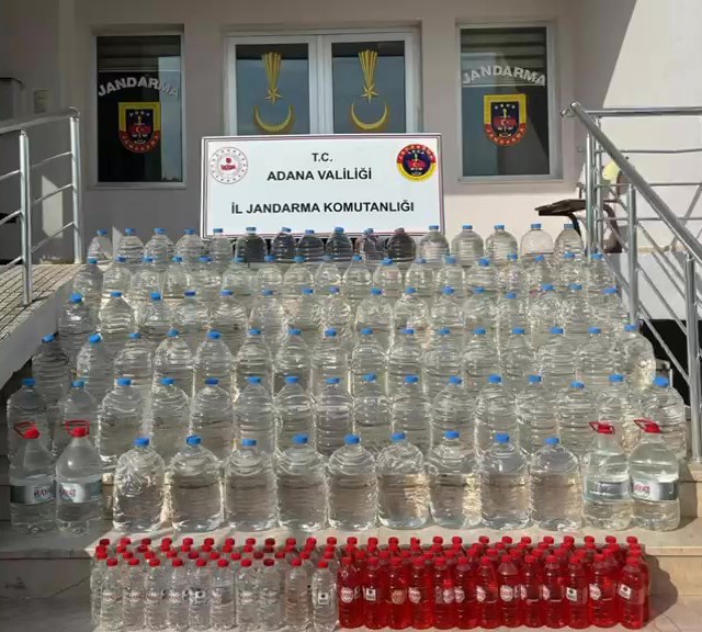 Dekoratif rafın arkasındaki gizli depoda 558 litre sahte içki ele geçirildi
