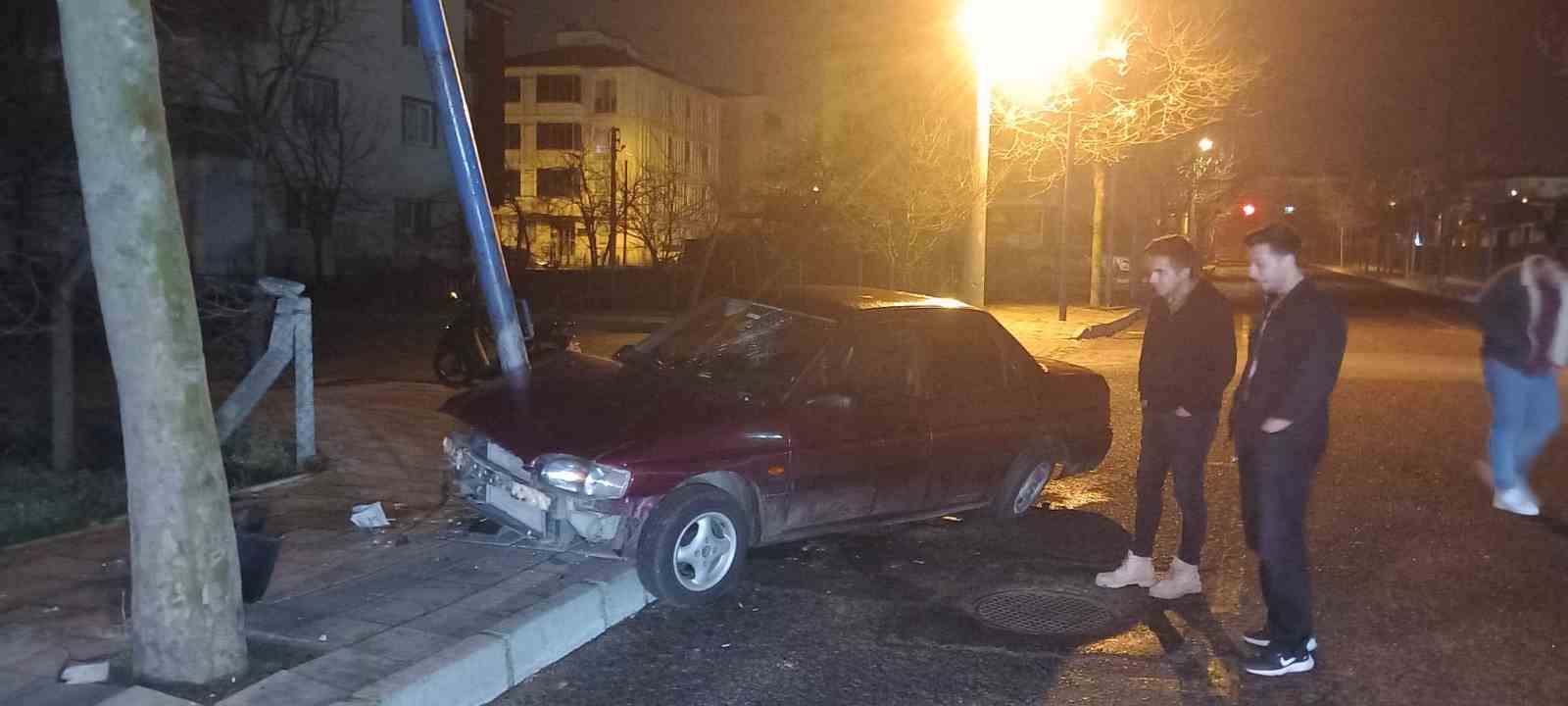 Demir direğe saplandı, hurdaya dönen araç sürücüsü kayıplara karıştı
