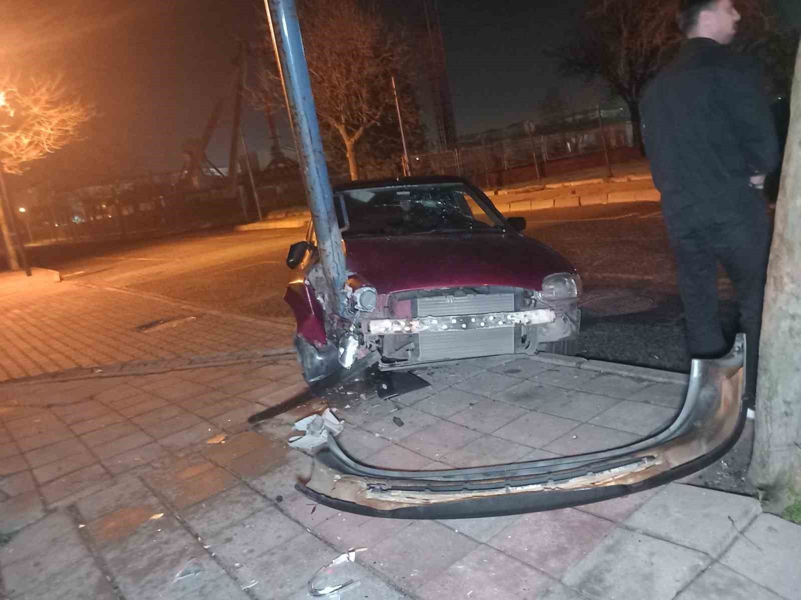 Demir direğe saplandı, hurdaya dönen araç sürücüsü kayıplara karıştı
