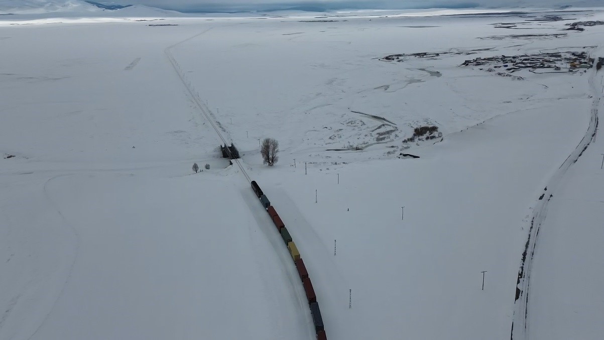 Demir İpek Yolu’nda görsel şölen: Karlar içinden süzülerek Kars’tan Avrupa’ya binlerce kilometrelik yolculuk
