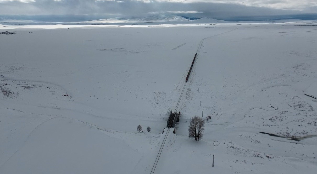 Demir İpek Yolu’nda görsel şölen: Karlar içinden süzülerek Kars’tan Avrupa’ya binlerce kilometrelik yolculuk
