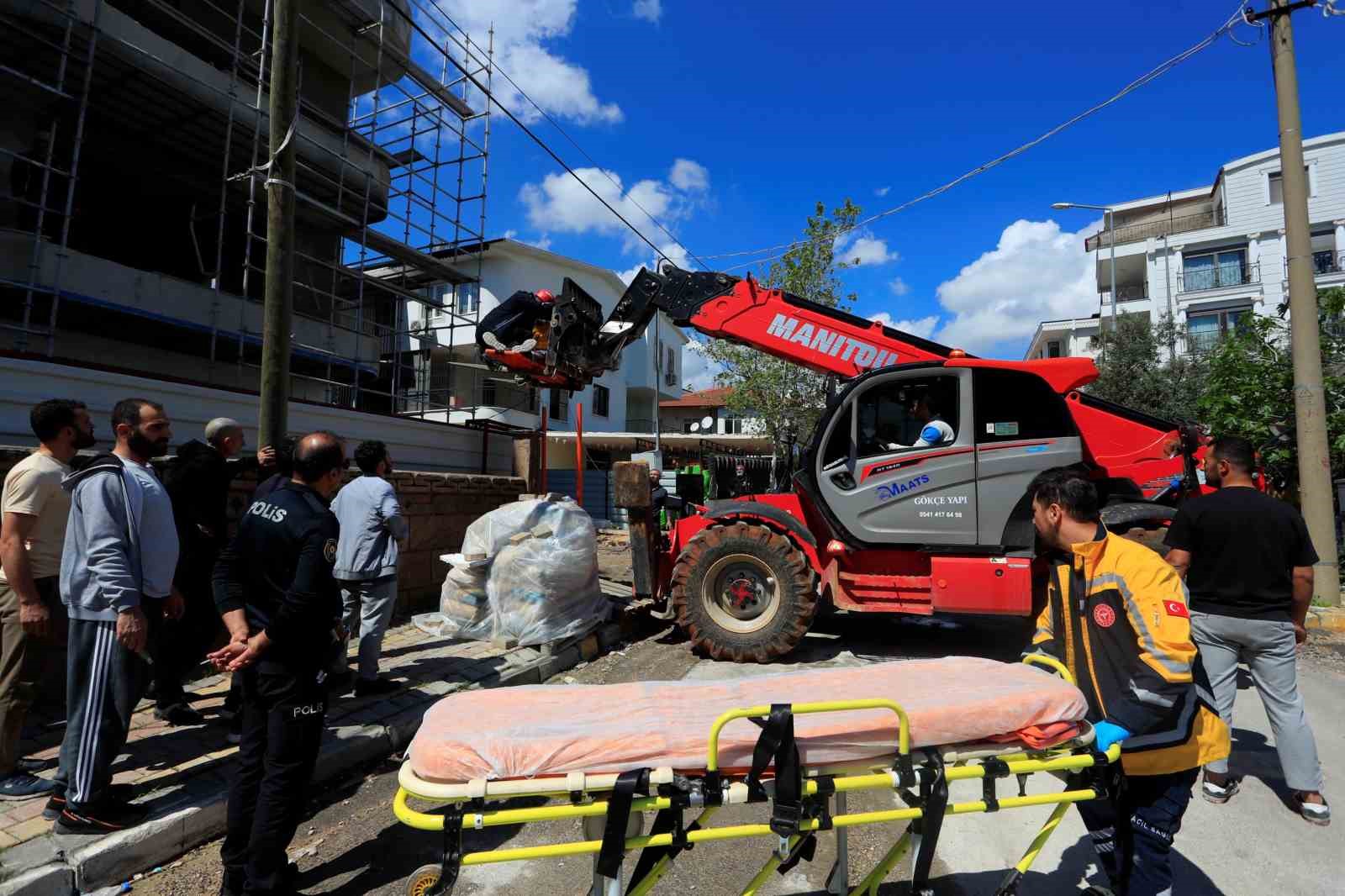 Demir iskeleden düşen inşaat işçisi yaralandı
