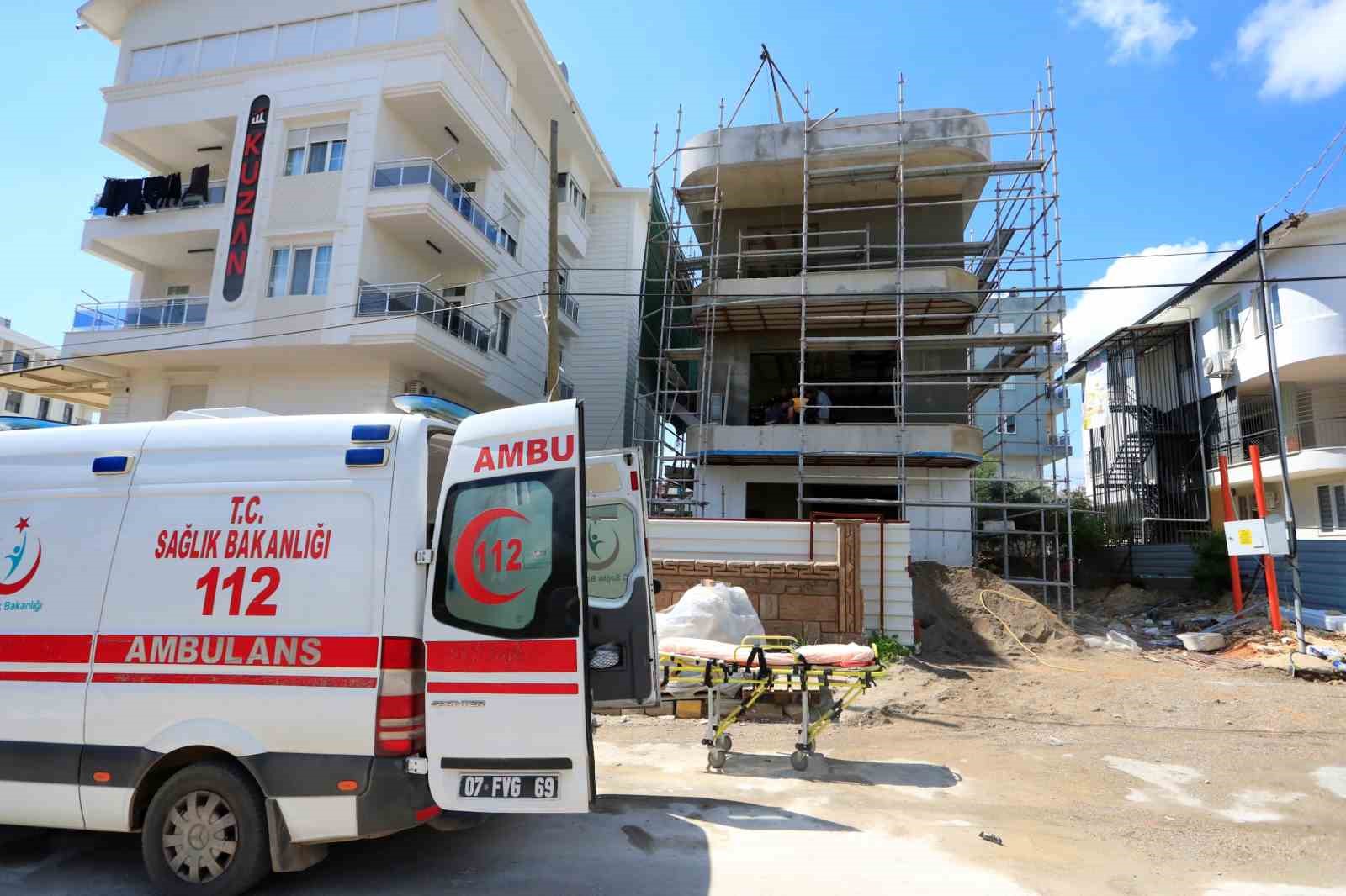 Demir iskeleden düşen inşaat işçisi yaralandı
