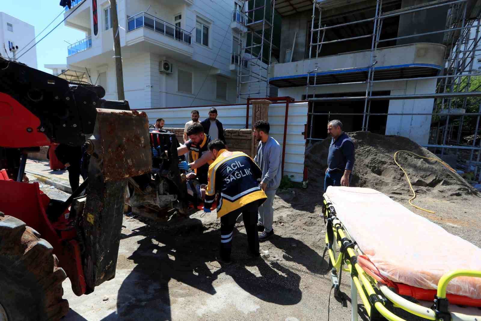 Demir iskeleden düşen inşaat işçisi yaralandı
