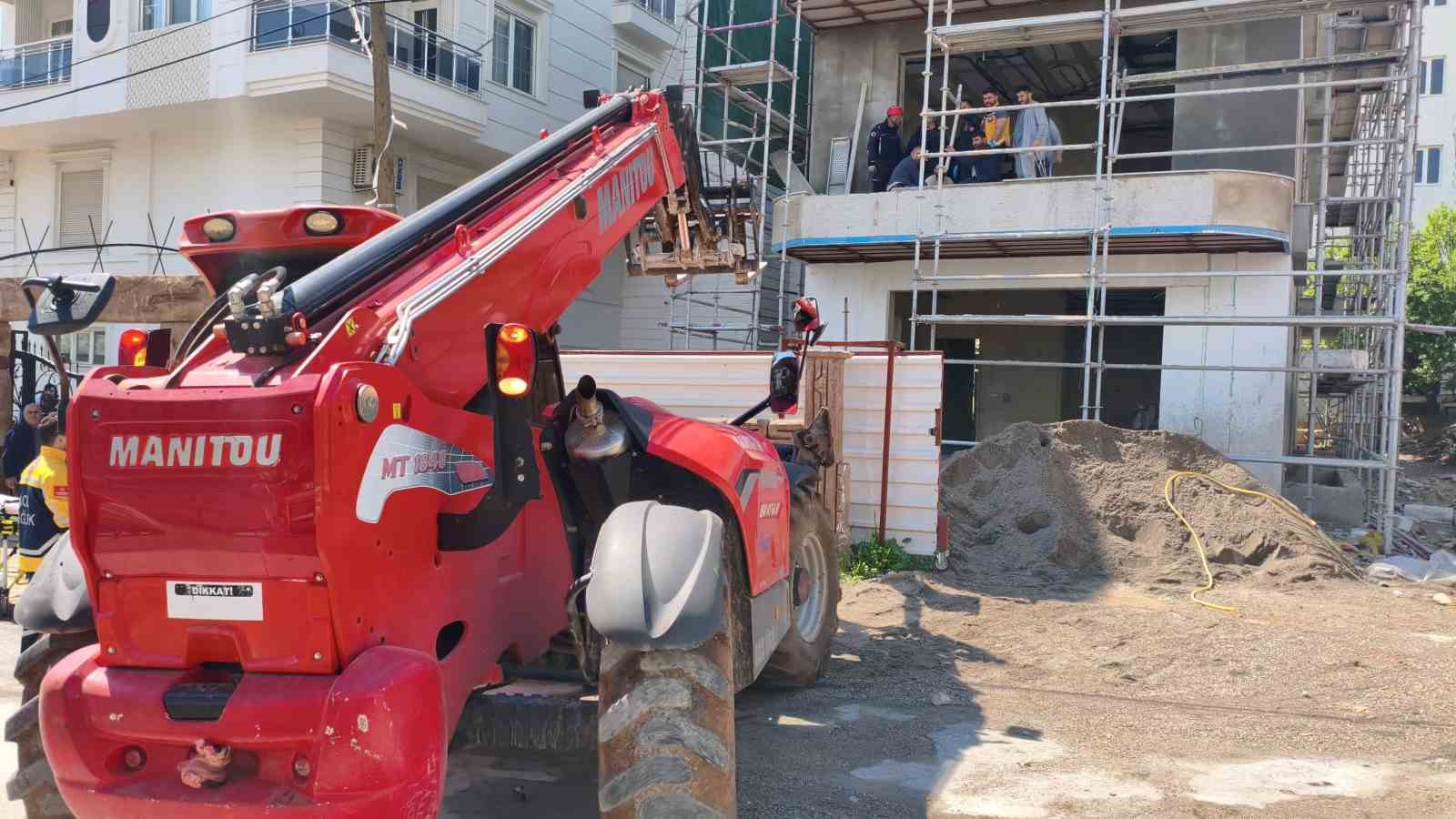 Demir iskeleden düşen inşaat işçisi yaralandı
