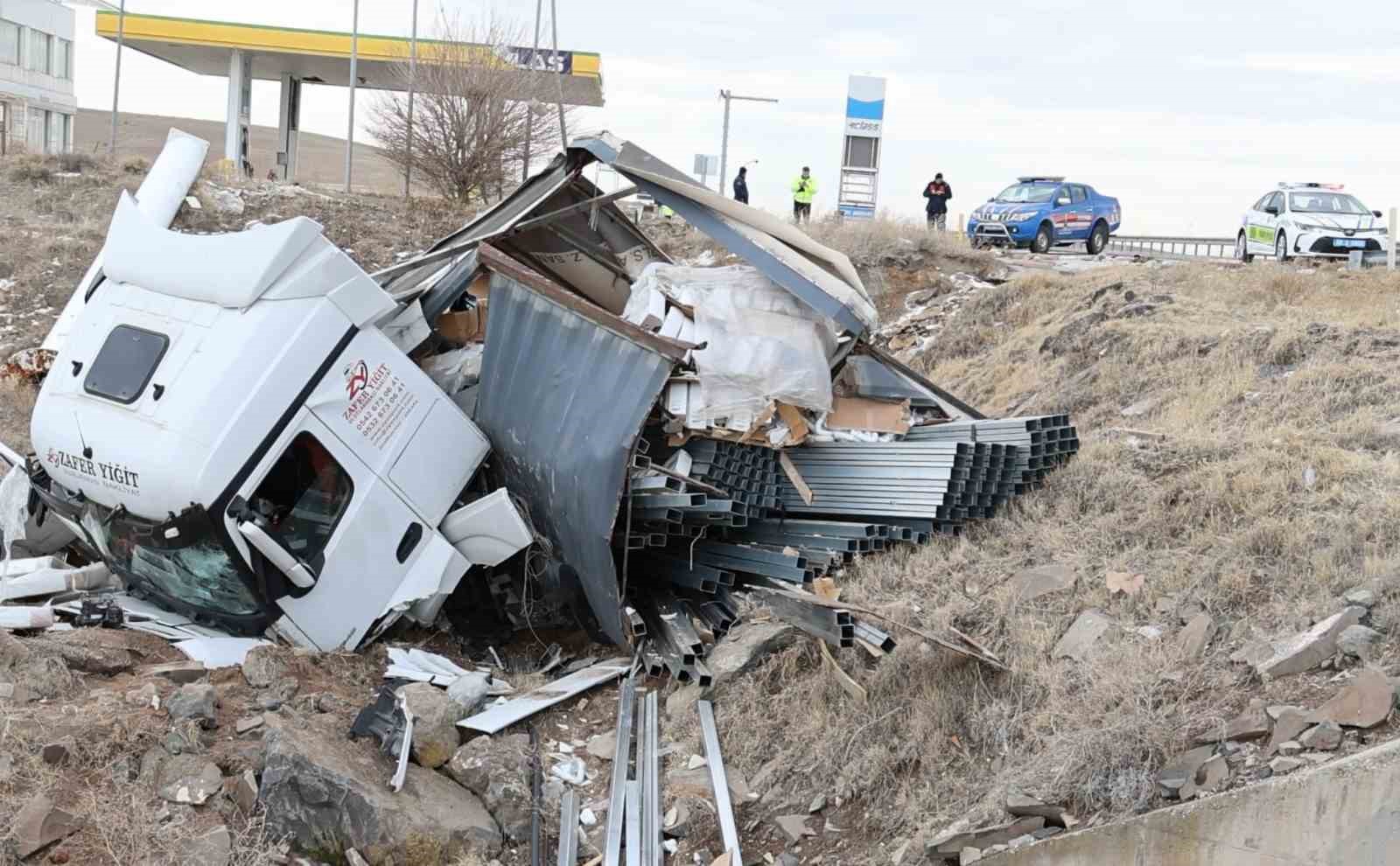 Demir profil yüklü tır şarampole düştü: 1 ağır yaralı
