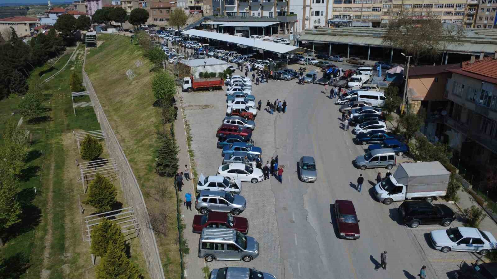 Demirci 2. El Oto Pazarı kapılarını açtı
