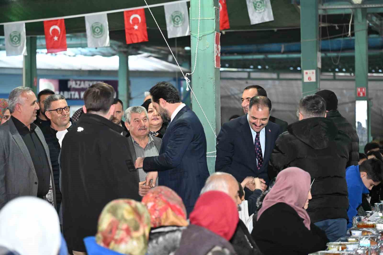 Demirci’de 5 bin kişilik iftar sofrası kuruldu
