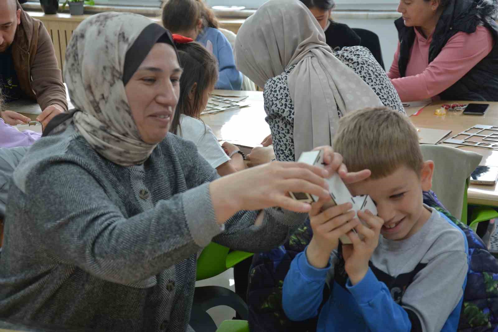 Demirci’de çocuklar bayramı bilimle kutladı
