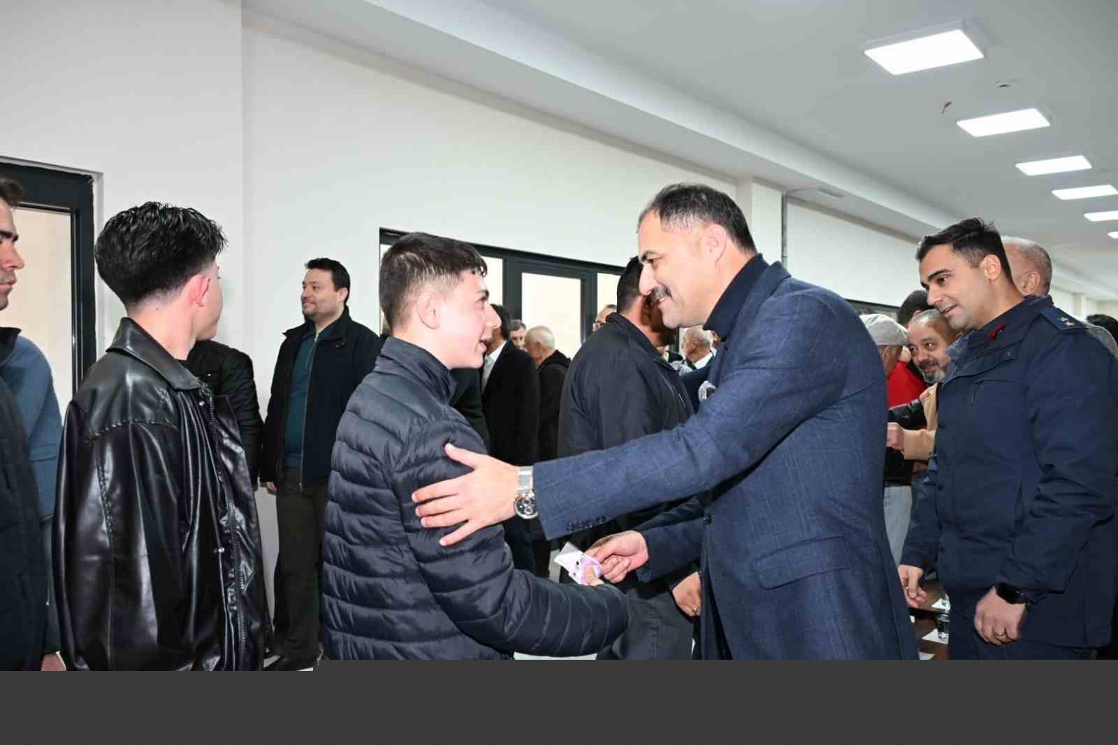 Demirci’de geleneksel bayramlaşma törenine yoğun katılım
