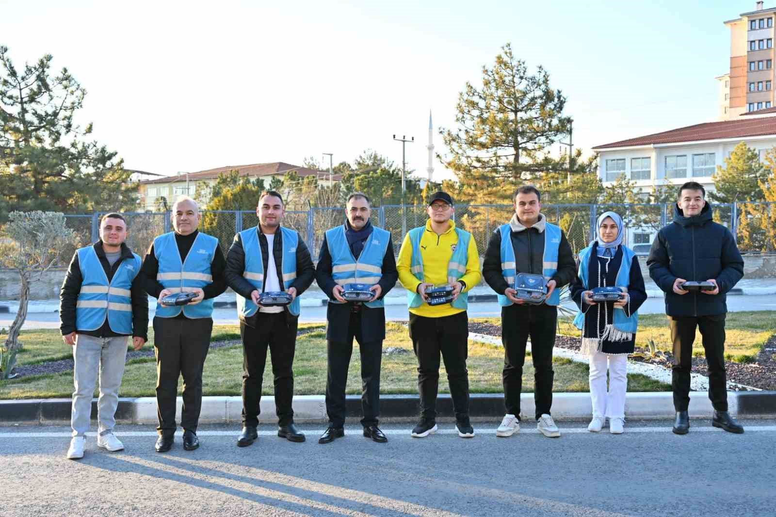 Demirci’de iftar saatine yolda yakalanan sürücülere iftariyelik ikramı
