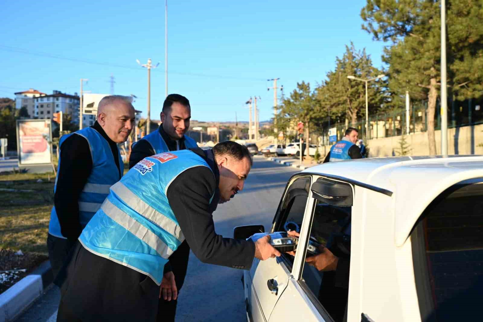 Demirci’de iftar saatine yolda yakalanan sürücülere iftariyelik ikramı
