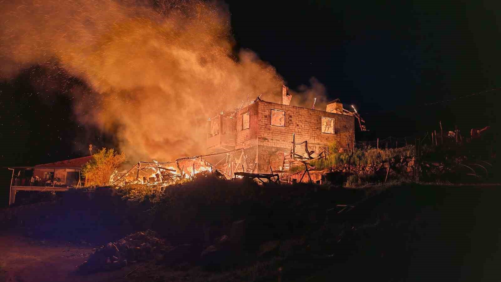 Demirci’de korkutan ev yangını
