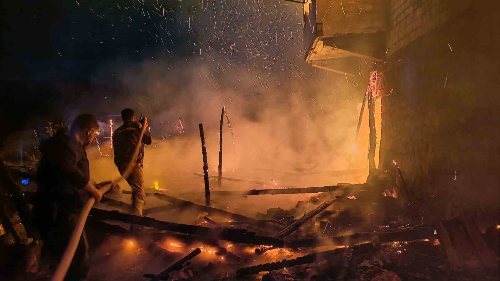 Demirci’de korkutan ev yangını
