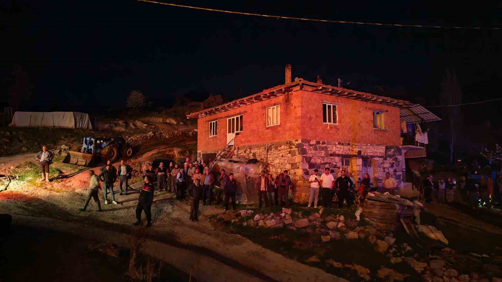 Demirci’de korkutan ev yangını
