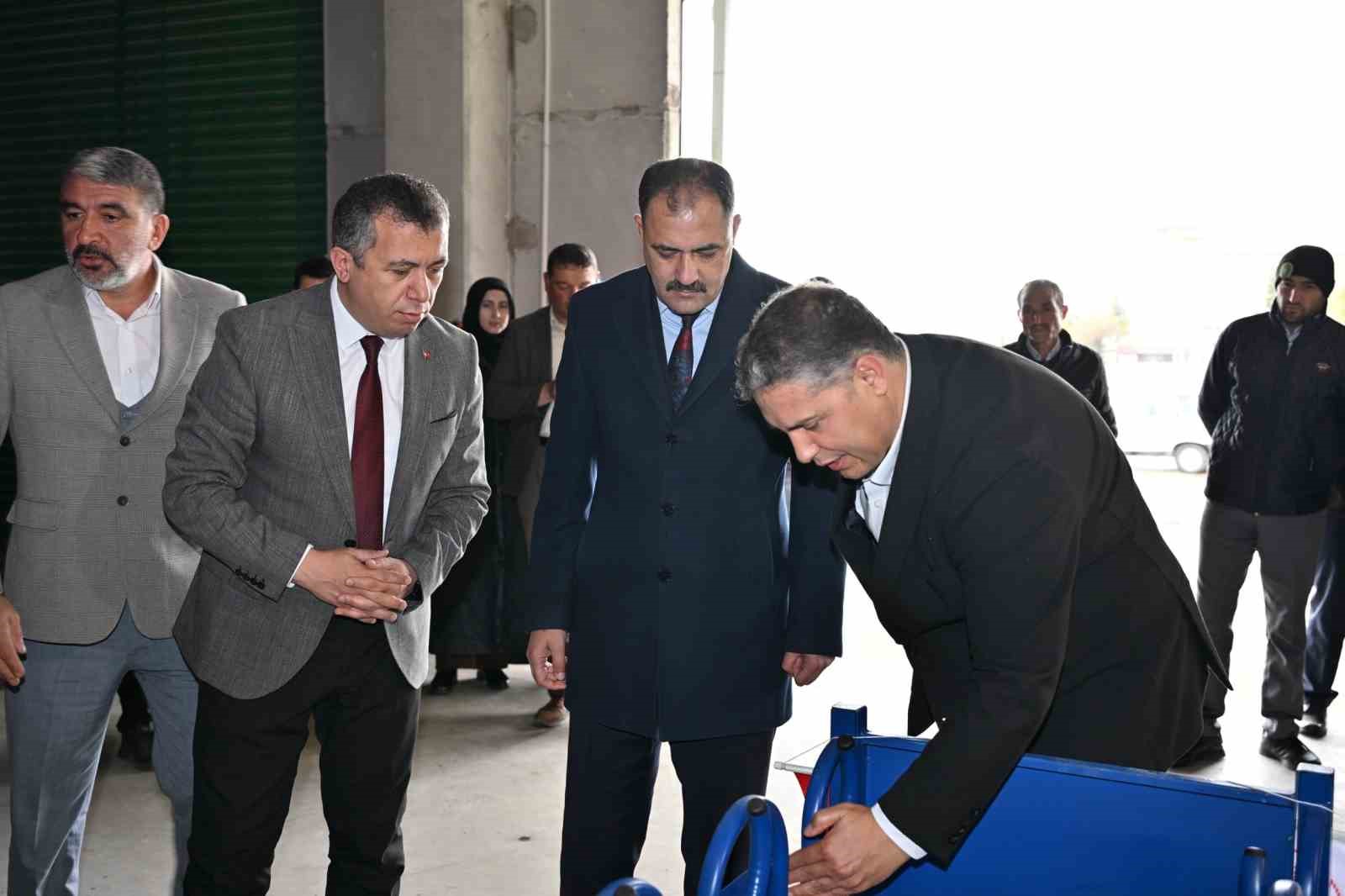 Demirci’de küçükbaş üreticilerine "Kilitli yemlik" desteği
