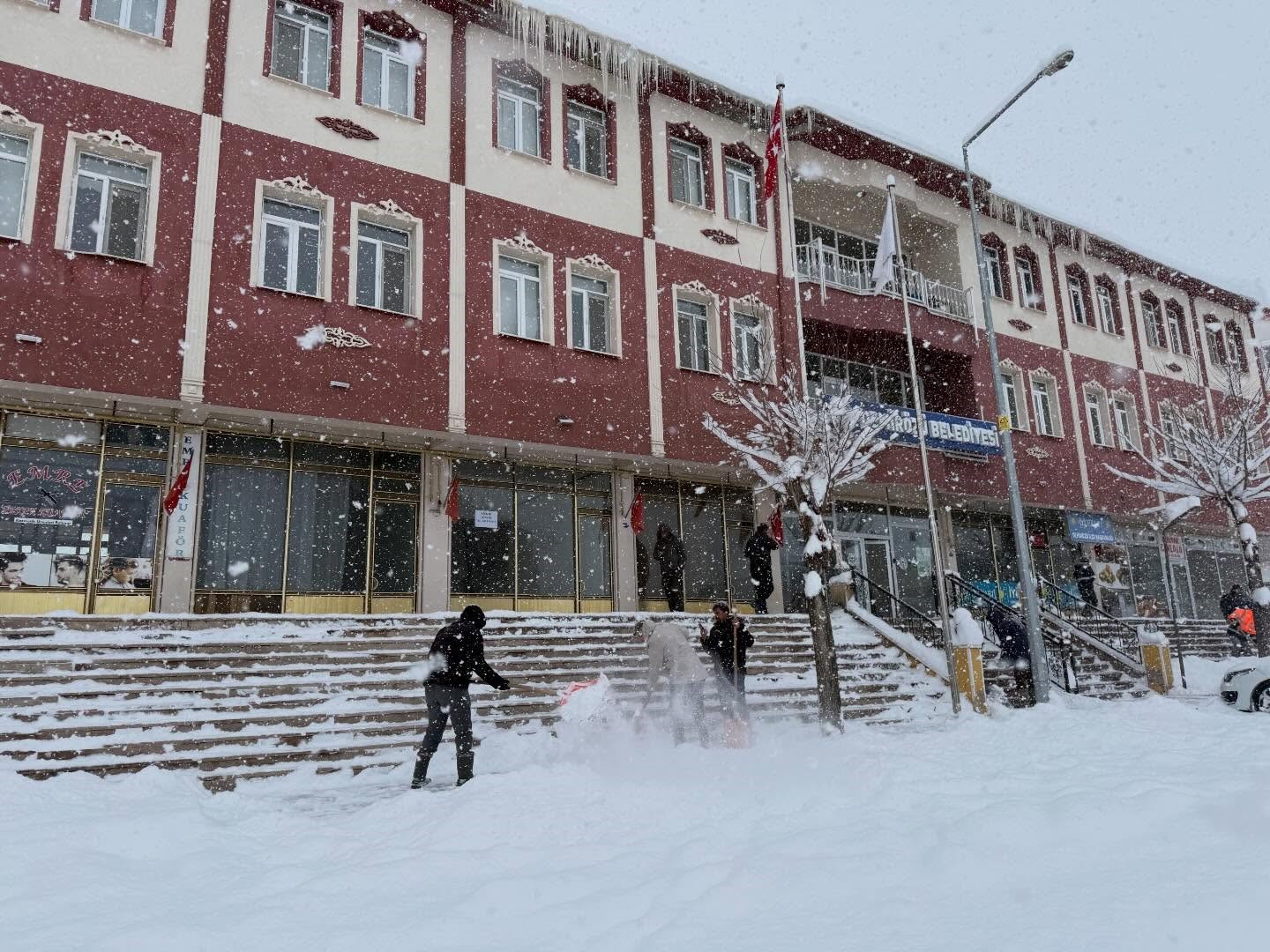 Demirözü’nde cadde ve ara sokaklar kardan temizleniyor
