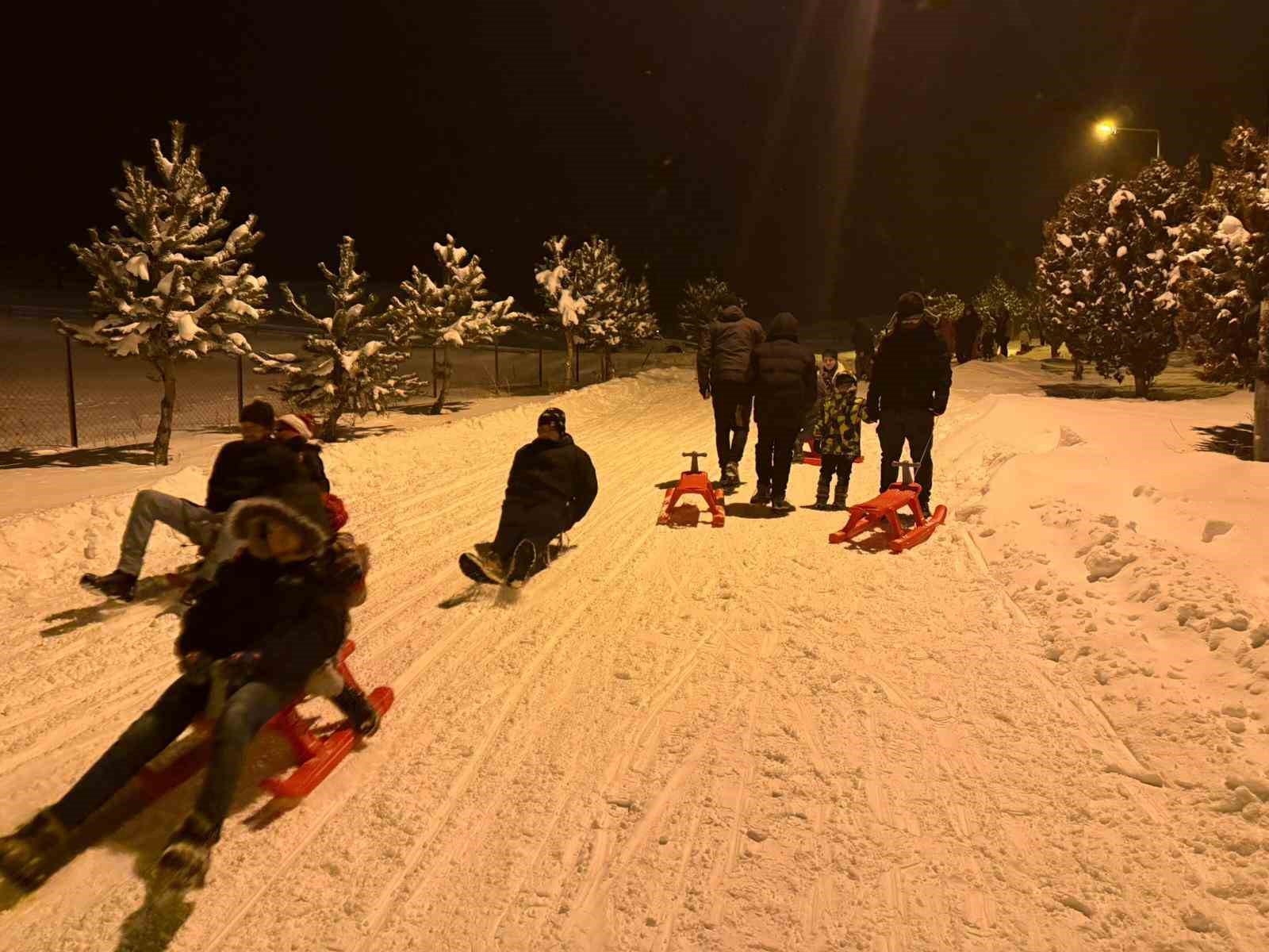 Demirözü’nde Kızak Festivali: Eksi 20 derecede halay çektiler, kızaklarla kaydılar
