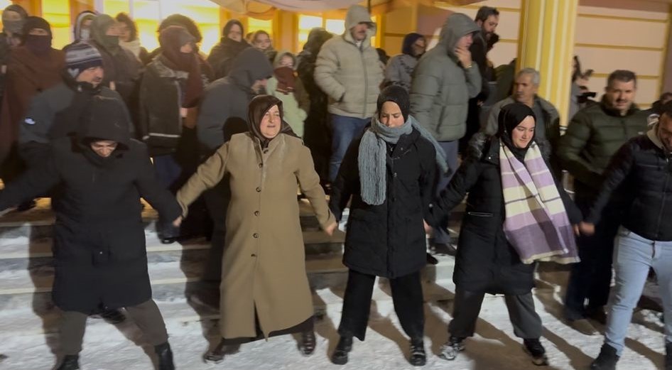 Demirözü’nde Kızak Festivali: Eksi 20 derecede halay çektiler, kızaklarla kaydılar
