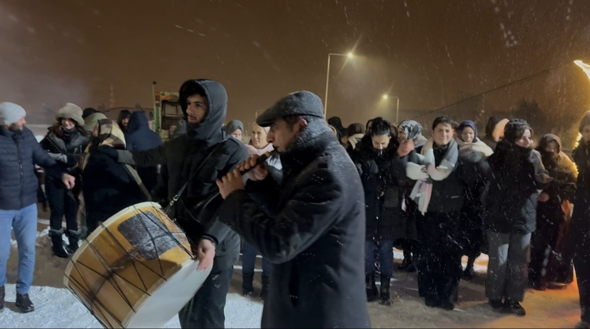 Demirözü’nde Kızak Festivali: Eksi 20 derecede halay çektiler, kızaklarla kaydılar
