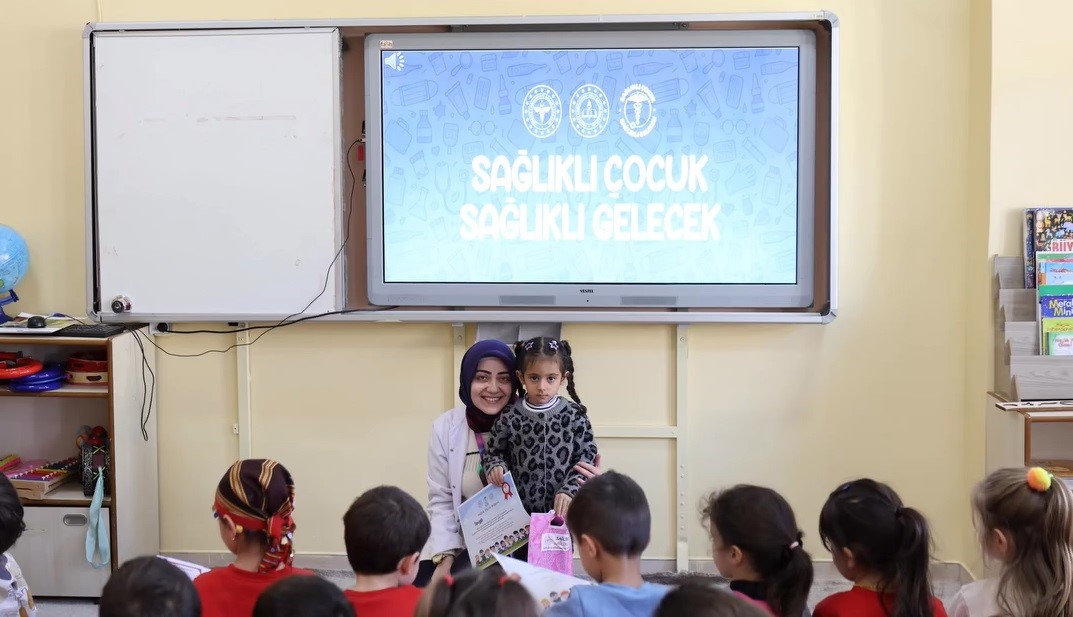 Demirözü’nde öğrencilere sağlık eğitimi verildi acil sağlık hizmetlerinin önemi anlatıldı
