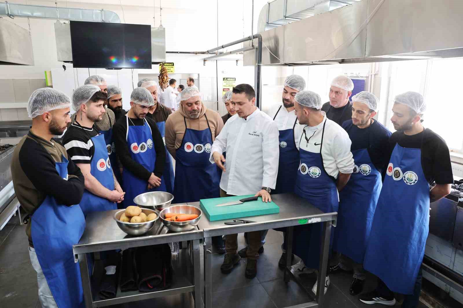 Denetimli serbestlik kapsamındaki 16 katılımcı, Atatürk Üniversitesinde Gastronomi ve mutfak sanatları eğitimi alacak
