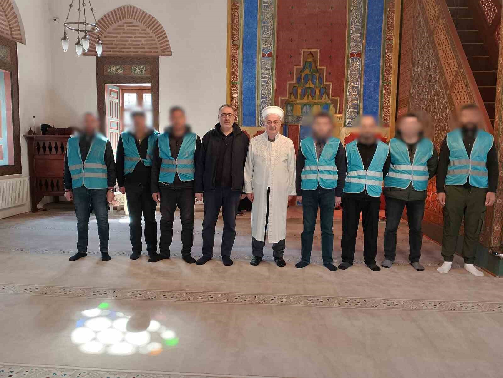 Denetimli serbestlikte cami temizlediler
