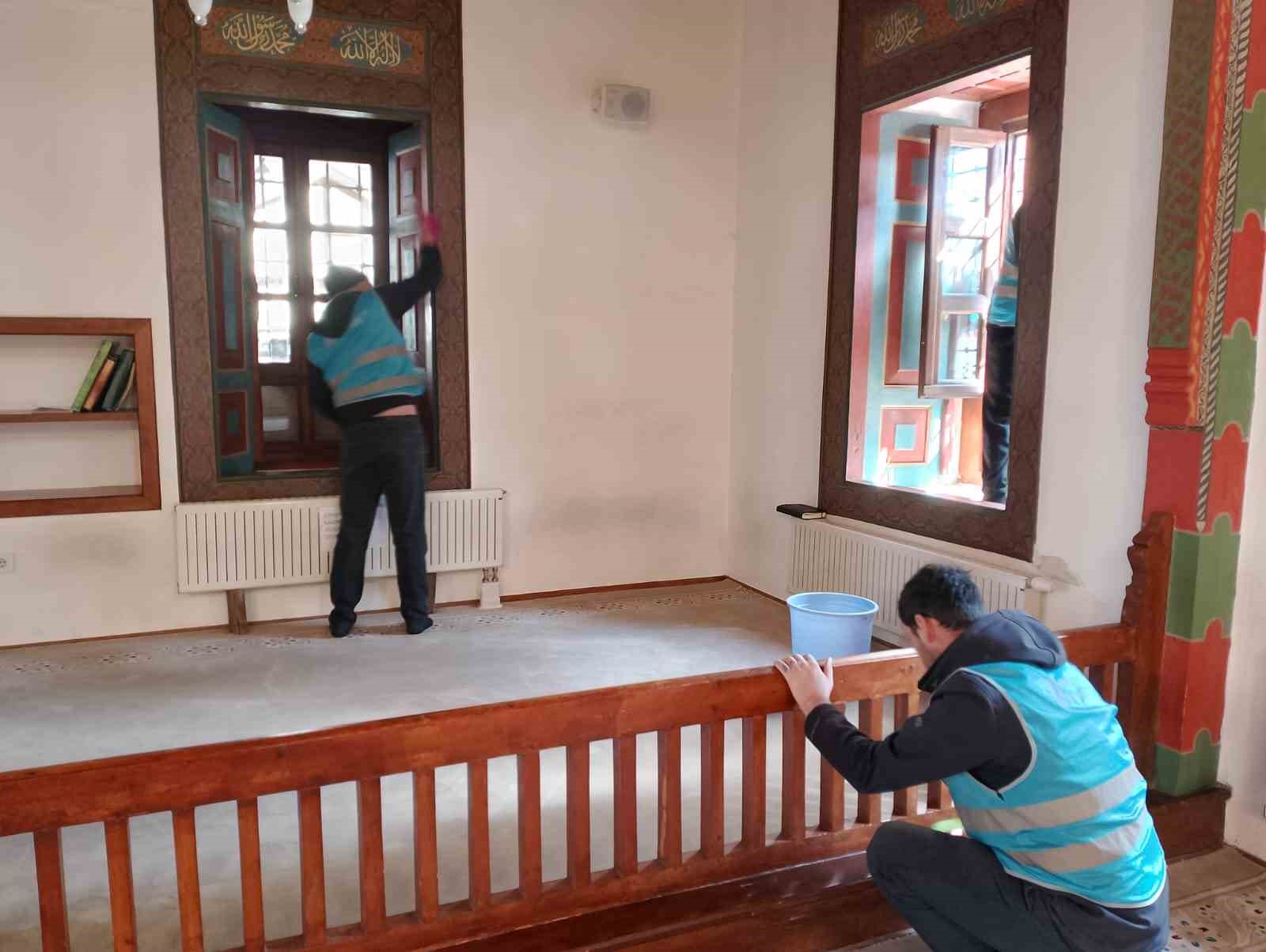 Denetimli serbestlikte cami temizlediler
