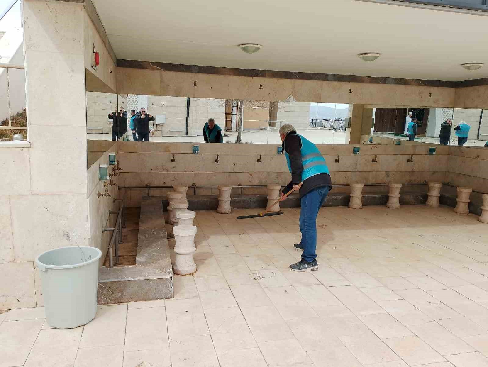 Denetimli serbestlikte cami temizlediler
