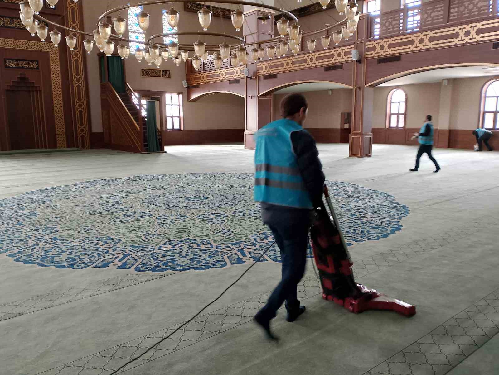 Denetimli serbestlikte cami temizlediler
