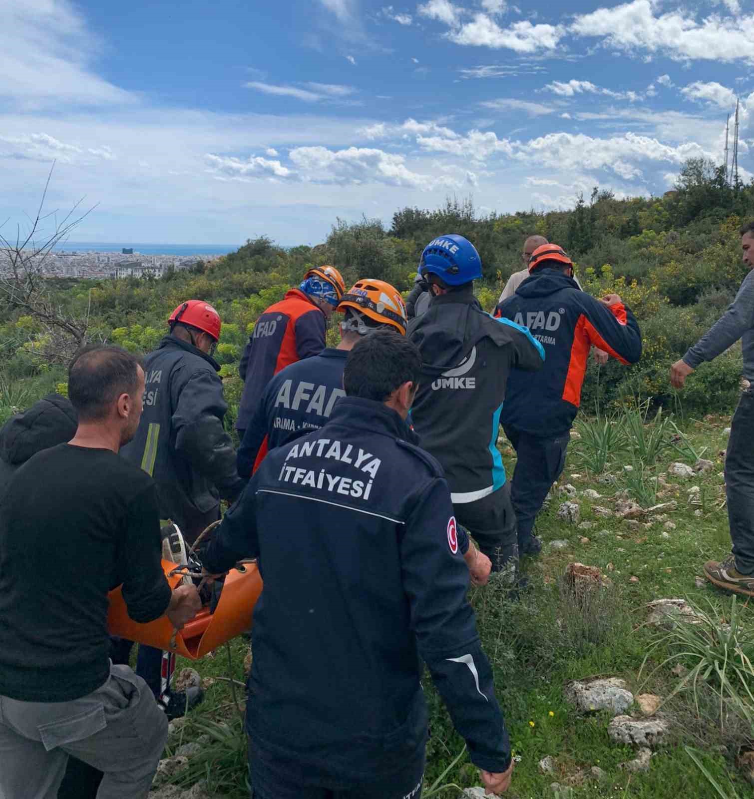 Dengesini kaybederek kayalıklardan düşen kadını ekipler kurtardı
