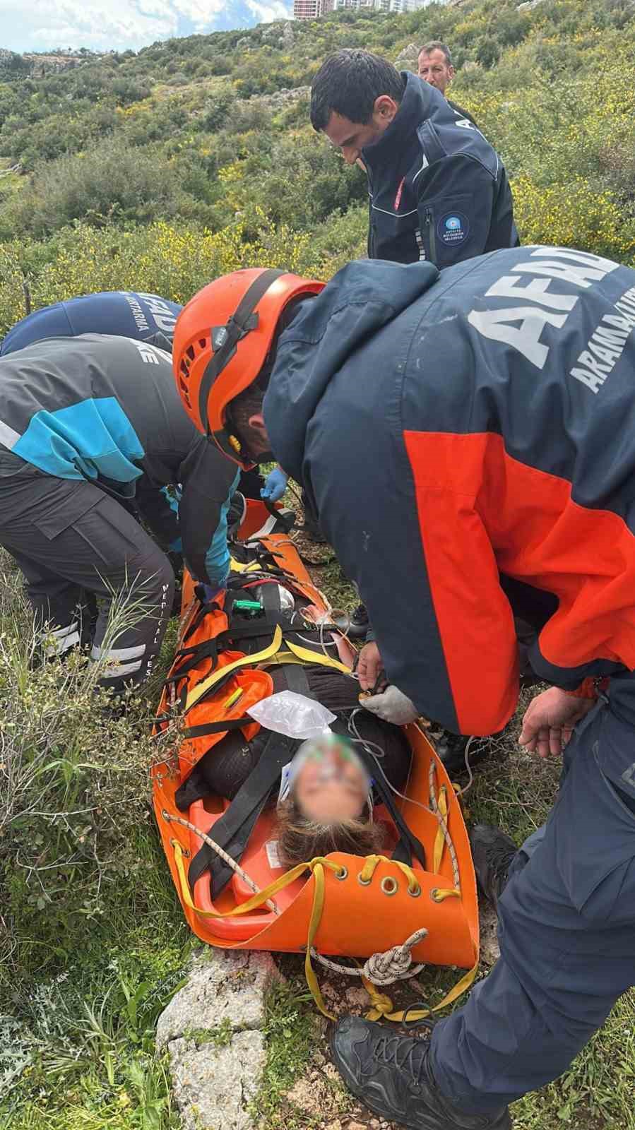 Dengesini kaybederek kayalıklardan düşen kadını ekipler kurtardı
