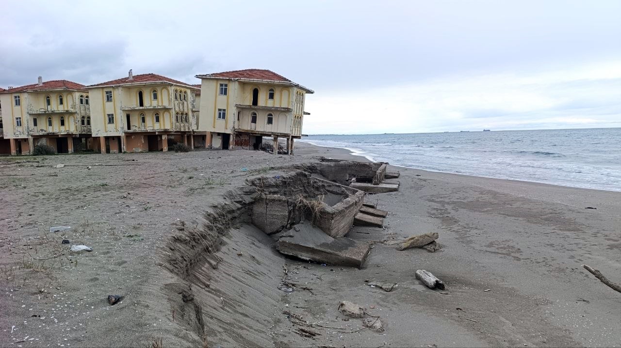 Deniz 100 metre içeri girdi, villalar çöktü
