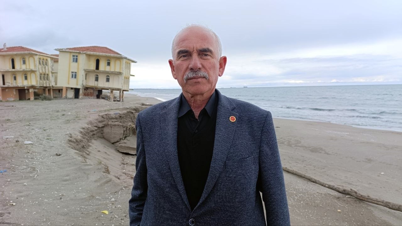 Deniz 100 metre içeri girdi, villalar çöktü
