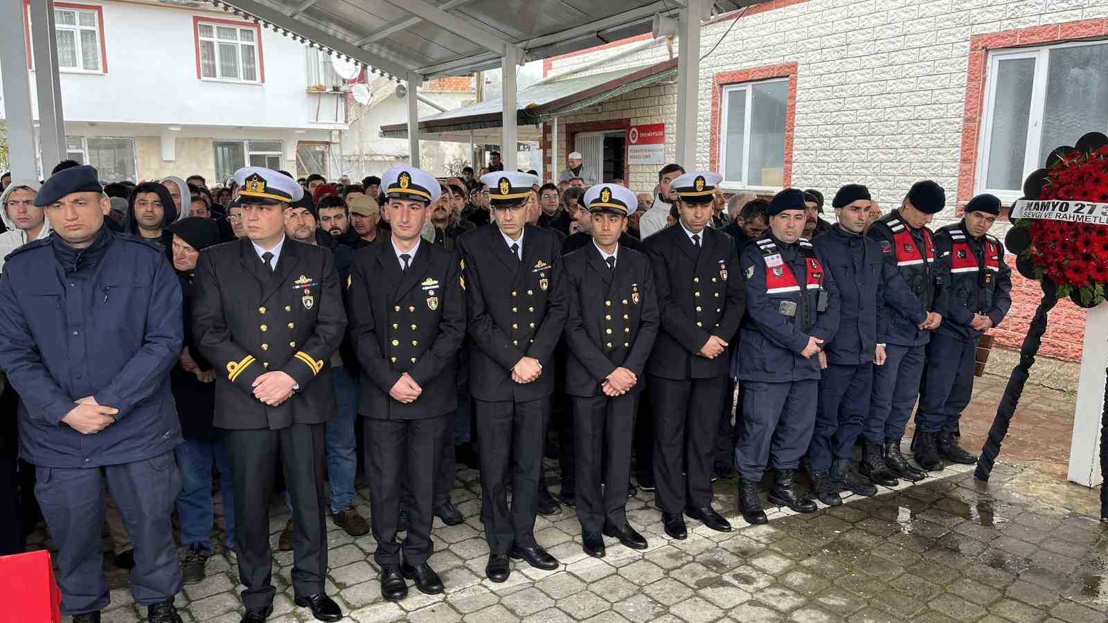 Deniz Astsubay Çavuş Aziz Bakıcı son yolculuğuna uğurlandı
Deniz Astsubay Çavuş Aziz Bakıcı son yolculuğuna uğurlandı