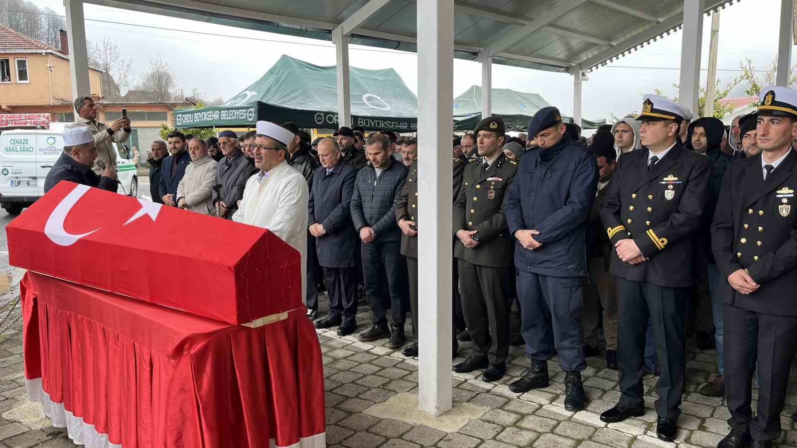 Deniz Astsubay Çavuş Aziz Bakıcı son yolculuğuna uğurlandı
Deniz Astsubay Çavuş Aziz Bakıcı son yolculuğuna uğurlandı